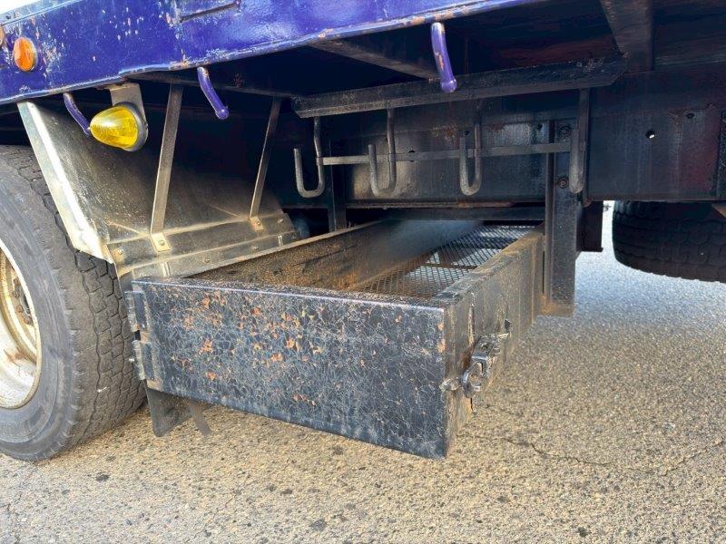 22t仕様　３軸低床　２デフ　平ボデー　L＝７.9