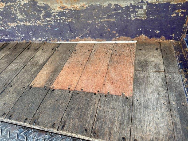 22t仕様　３軸低床　２デフ　平ボデー　L＝７.9