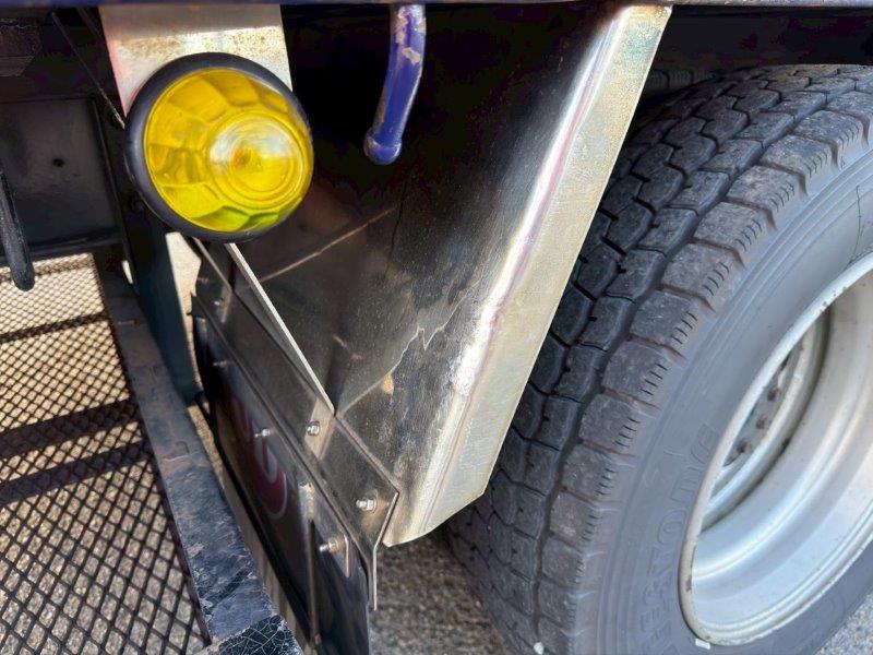 22t仕様　３軸低床　２デフ　平ボデー　L＝７.9