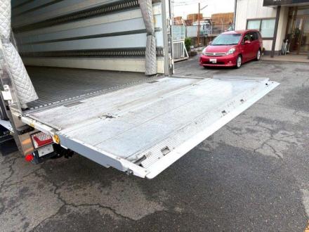 ４t　冷凍バン　格納ゲート付