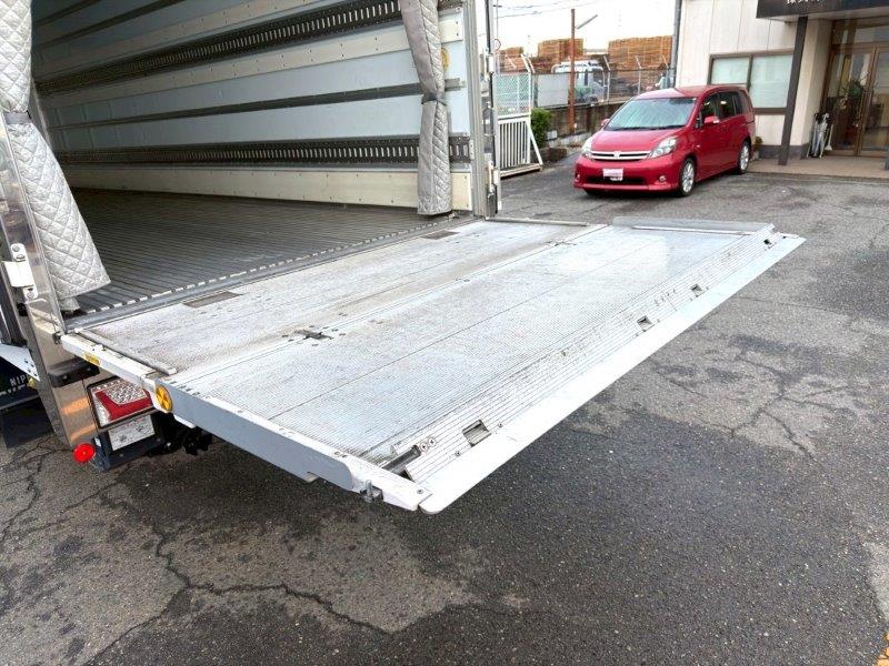 ４t　冷凍バン　格納ゲート付