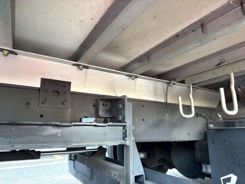 ４t　冷凍バン　格納ゲート付