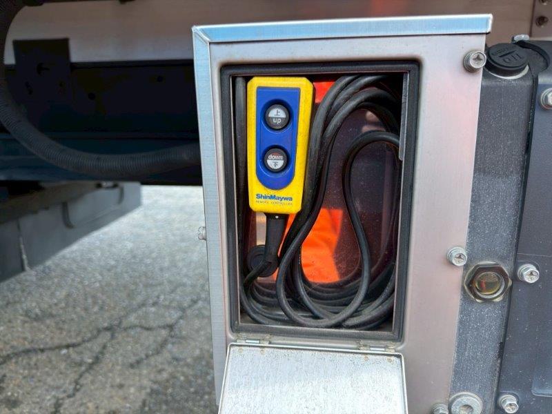 ４t　冷凍バン　格納ゲート付