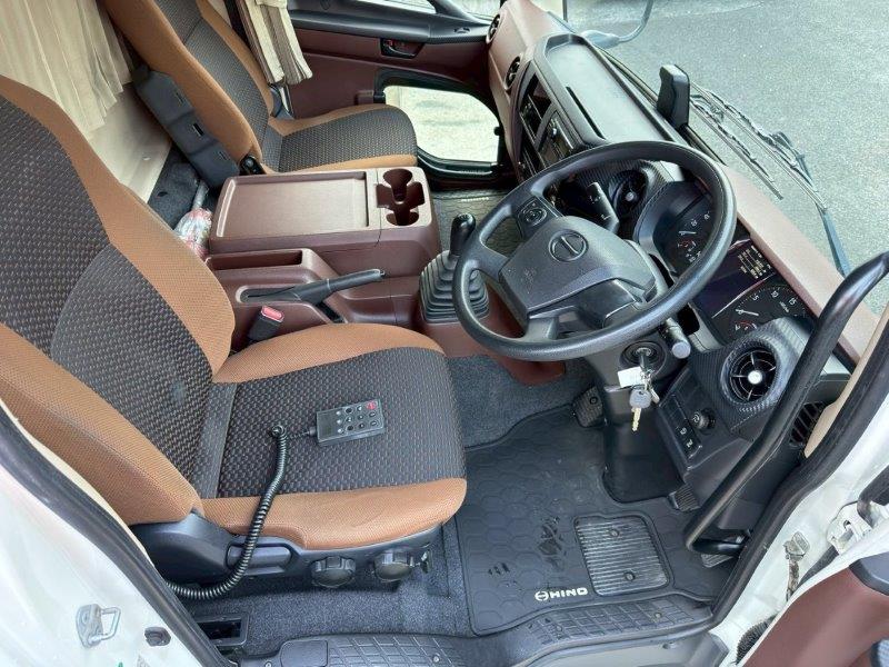 ４t　冷凍バン　格納ゲート付