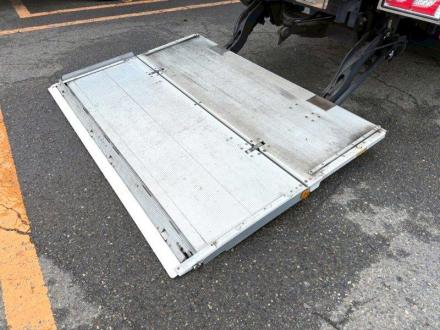 ４t　冷凍バン　格納ゲート付