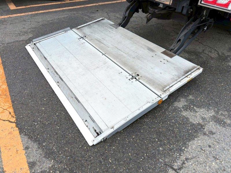 ４t　冷凍バン　格納ゲート付