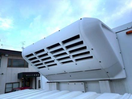 ４t　冷凍バン　格納ゲート付