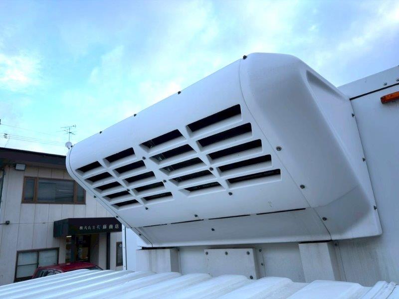 ４t　冷凍バン　格納ゲート付