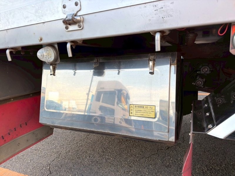 ４t　クレーン付アルミ平ボデー