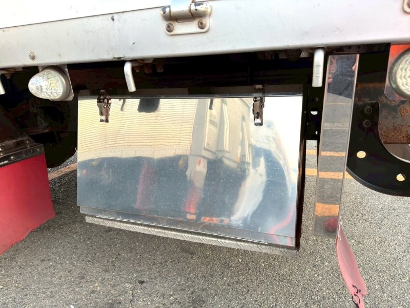 ４t　クレーン付アルミ平ボデー