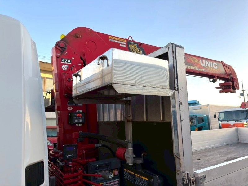 ４t　クレーン付アルミ平ボデー