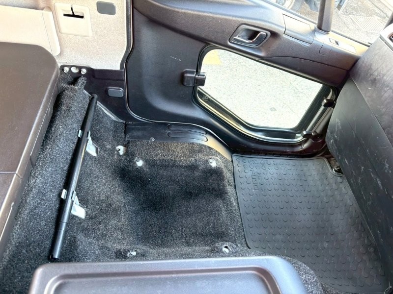 ４t　クレーン付アルミ平ボデー