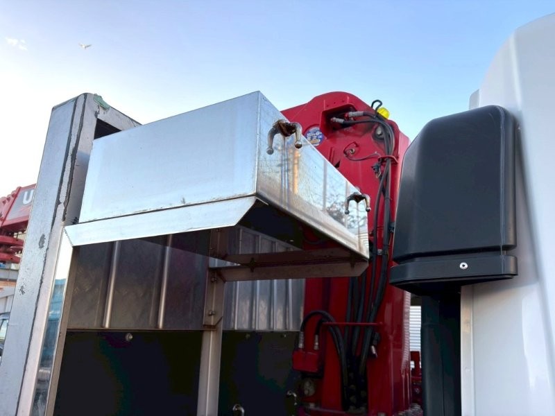 ４t　クレーン付アルミ平ボデー