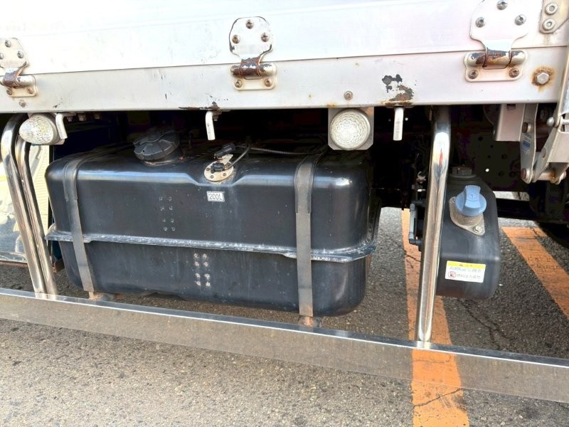 ４t　クレーン付アルミ平ボデー