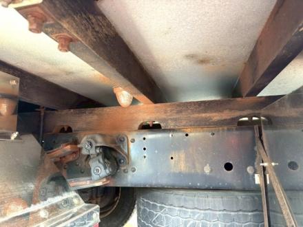 ４t　クレーン付アルミ平ボデー