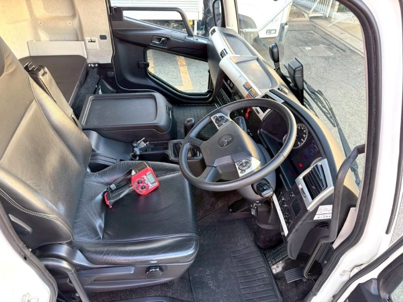 ４t　クレーン付アルミ平ボデー