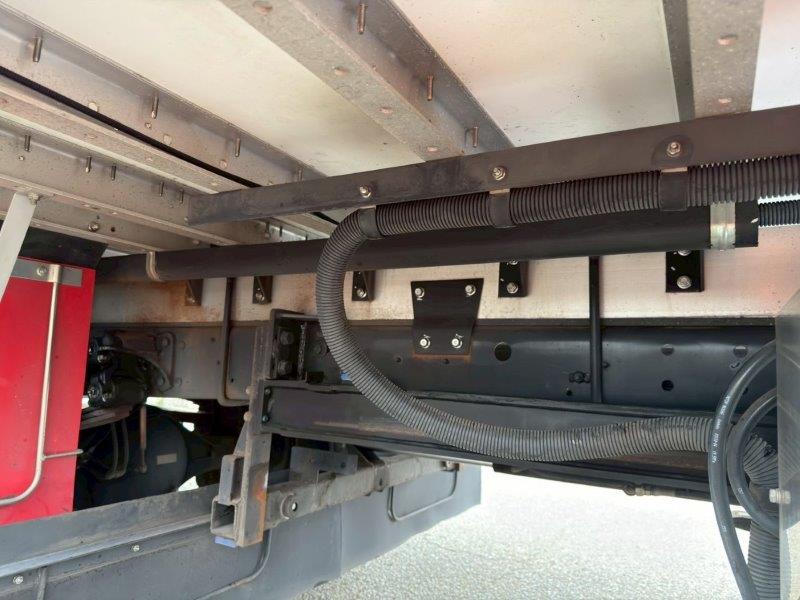 ４t　ワイド　格納ゲート付　アルミウイング