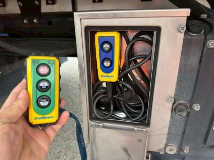 ４t　ワイド　格納ゲート付　アルミウイング