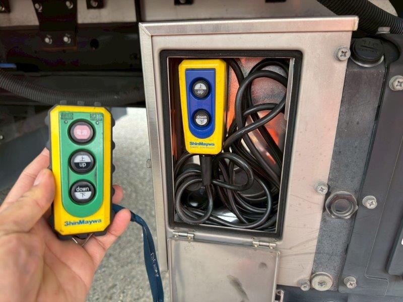 ４t　ワイド　格納ゲート付　アルミウイング