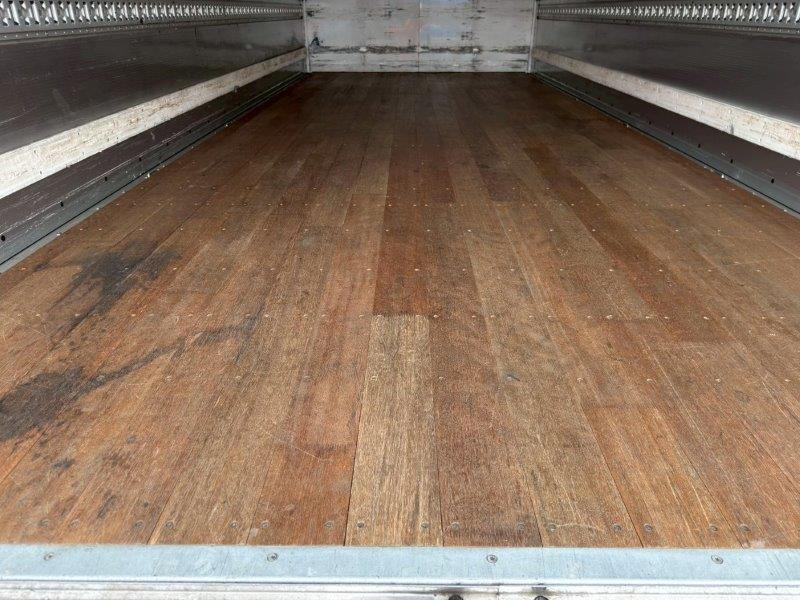 ４t　ワイド　格納ゲート付　アルミウイング