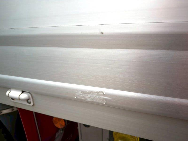 ４t　ワイド　格納ゲート付　アルミウイング