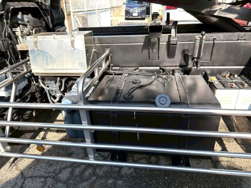 ３軸車　２デフ　ステンレスボデー　深ダンプ