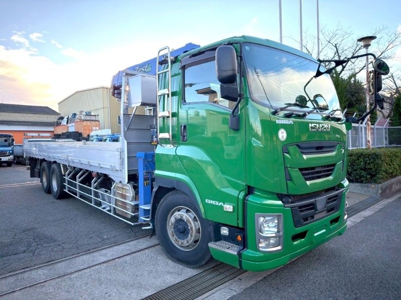 25t仕様　３軸高床　２デフ　クレーン付平ボデー