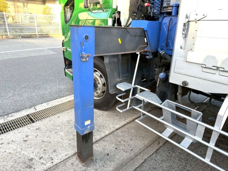 25t仕様　３軸高床　２デフ　クレーン付平ボデー