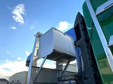 25t仕様　３軸高床　２デフ　クレーン付平ボデー