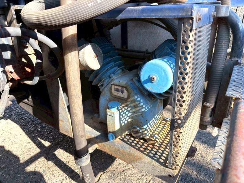 デュトロ　タンク車　ＦＲＰタンク