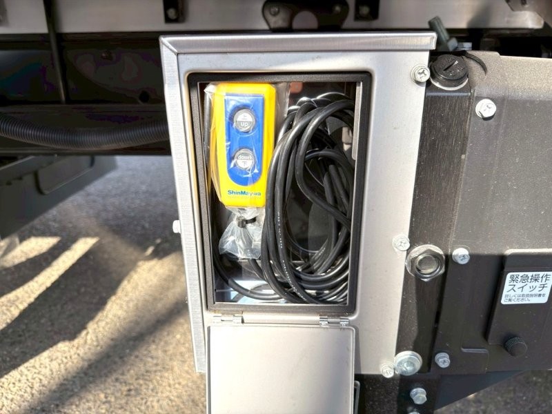 ４t　ワイド　格納ゲート付　冷凍バン