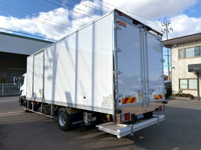 ４t　ワイド　格納ゲート付　冷凍バン