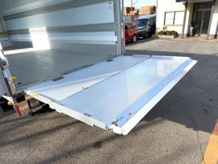 ４t　ワイド　格納ゲート付　冷凍バン