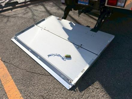 ４t　ワイド　格納ゲート付　冷凍バン