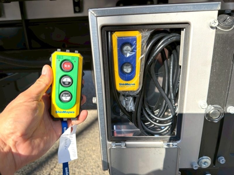 ４t　ワイド　格納ゲート付　冷凍バン