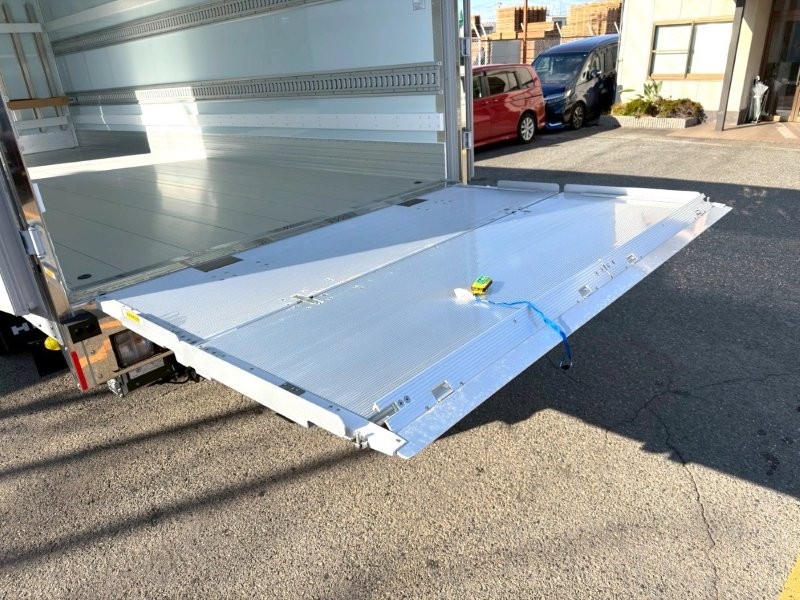 ４t　ワイド　格納ゲート付　冷凍バン