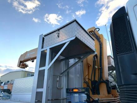 ２５t仕様　３軸高床　クレーン付アルミ平ボデー