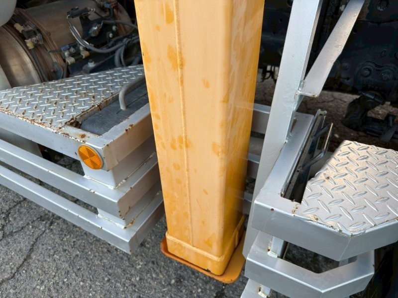 ２５t仕様　３軸高床　クレーン付アルミ平ボデー