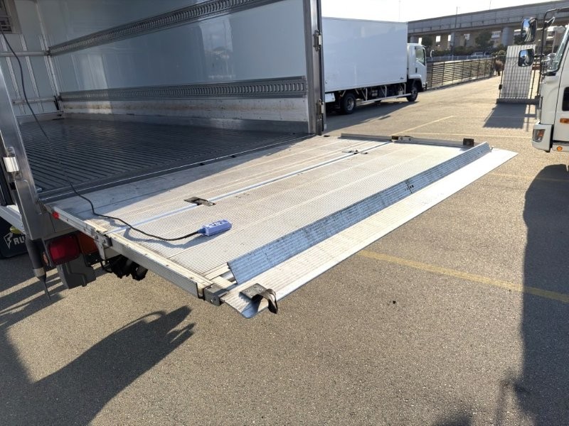 増トン　ワイド　格納ゲート付冷凍バン