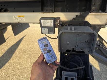 増トン　ワイド　格納ゲート付冷凍バン