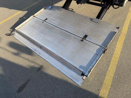 増トン　ワイド　格納ゲート付冷凍バン