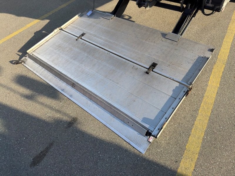 増トン　ワイド　格納ゲート付冷凍バン