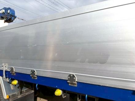 22t仕様　3軸高床　２デフ　クレーン付平ボデー