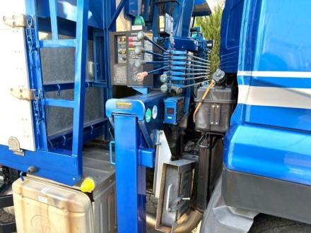 22t仕様　3軸高床　２デフ　クレーン付平ボデー