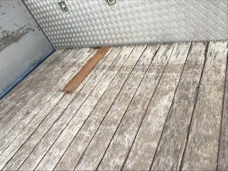 22t仕様　3軸高床　２デフ　クレーン付平ボデー