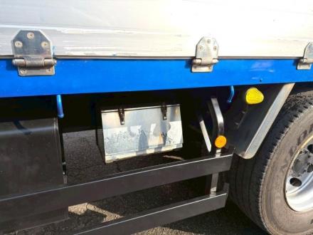 22t仕様　3軸高床　２デフ　クレーン付平ボデー