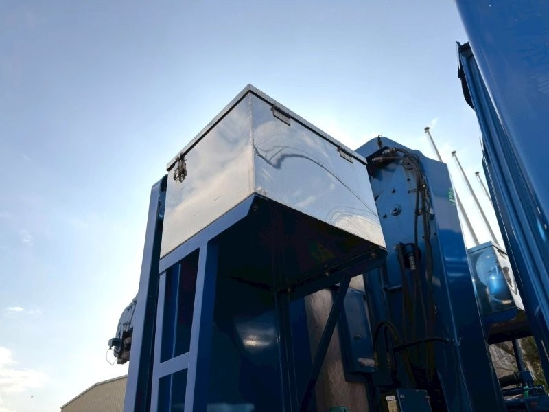 22t仕様　3軸高床　２デフ　クレーン付平ボデー