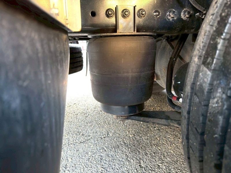 25t仕様　4軸低床　セルフクレーン　自動歩み付