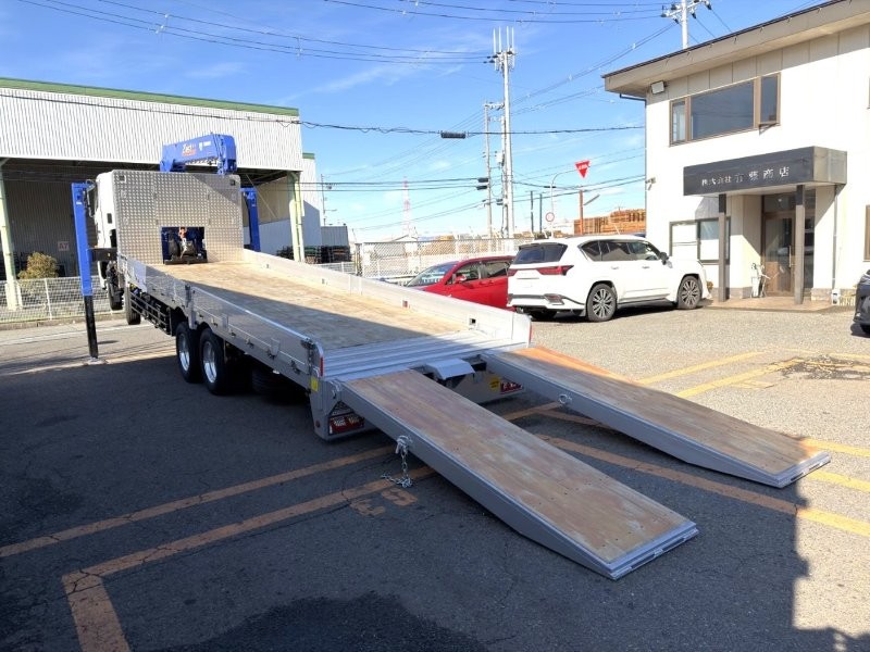 25t仕様　4軸低床　セルフクレーン　自動歩み付