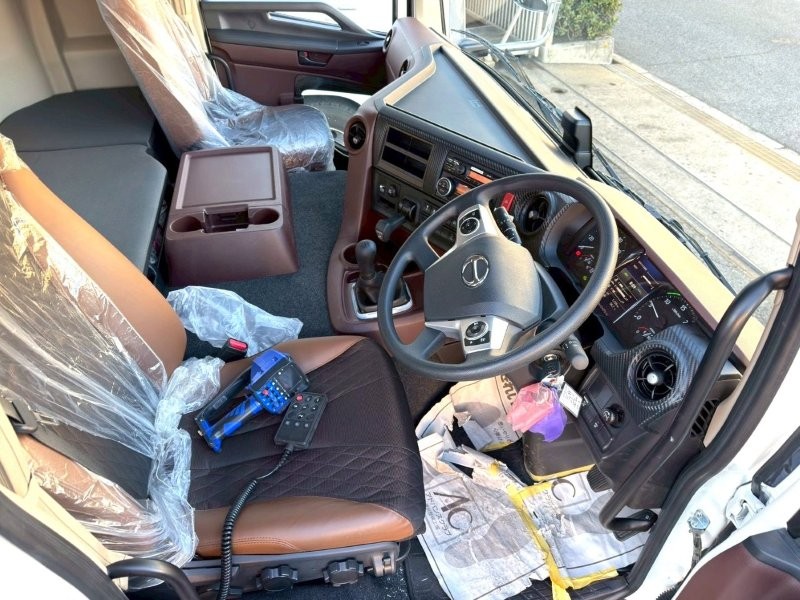 25t仕様　4軸低床　セルフクレーン　自動歩み付